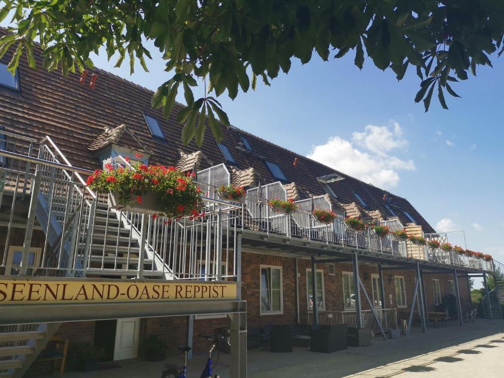 een gebouw met balkons en bloembakken erop bij Seenlandoase Reppist in Senftenberg