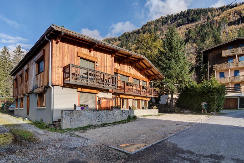 un bâtiment avec un balcon sur le côté dans l'établissement APARTMENT BIOLAY - Alpes Travel - Central Chamonix - Sleeps 6, à Chamonix-Mont-Blanc