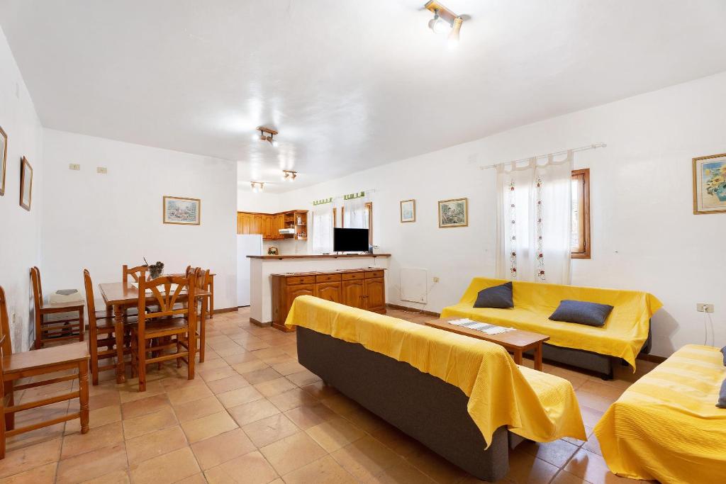 a living room with a couch and a table at Casa Epina in Vallehermoso