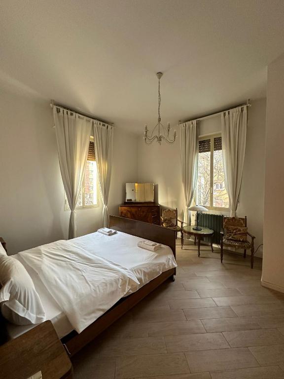 A bed or beds in a room at Bolognina Apartments