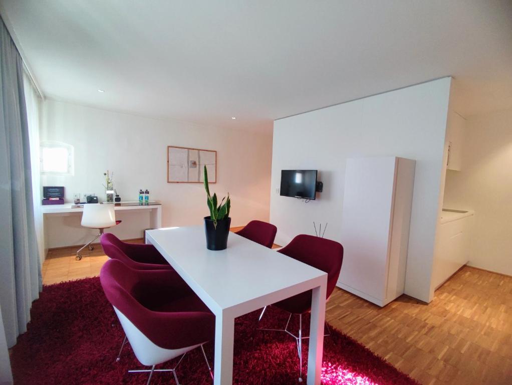Televiisor ja/või meelelahutuskeskus majutusasutuses Hotel Am Domplatz - Adult Only