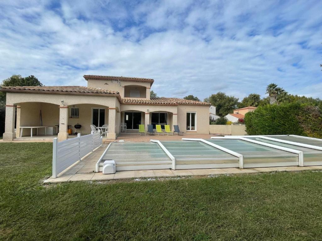 une maison avec une grande terrasse devant elle dans l'établissement Villa St Cyprien piscine privée vélos wifi, à Saint-Cyprien