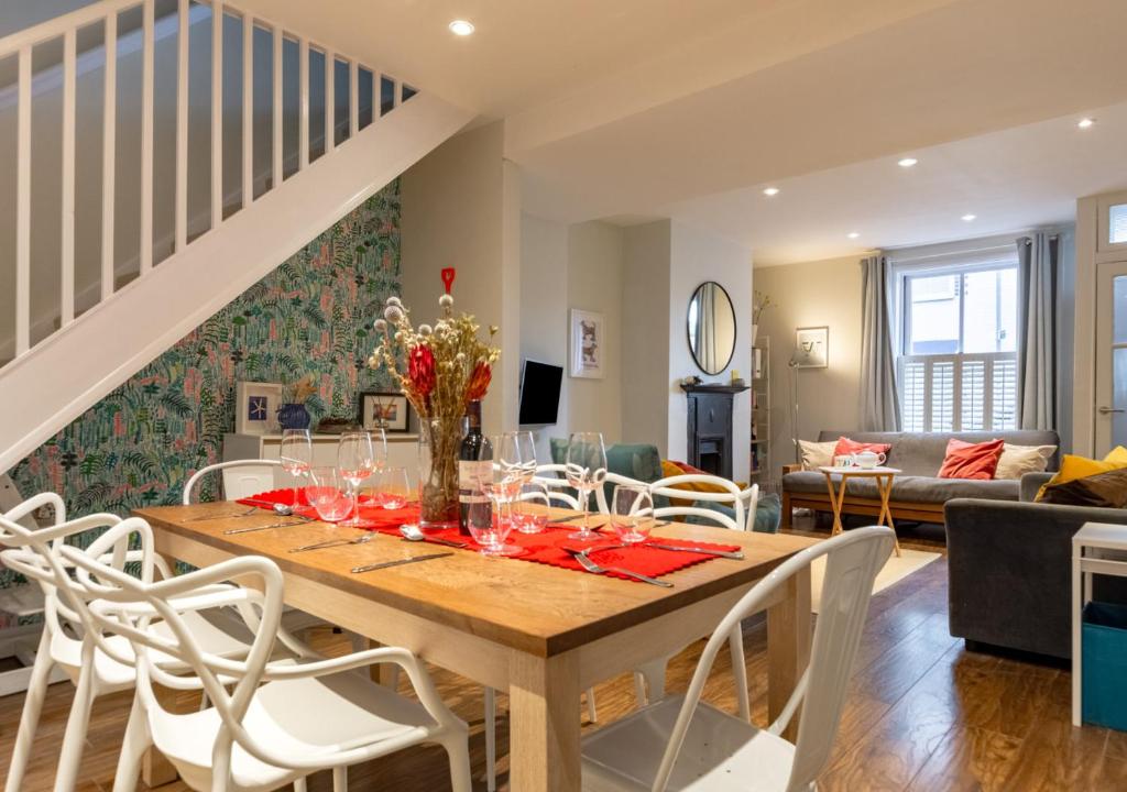 uma sala de jantar e sala de estar com mesa e cadeiras em Fern Cottage - Whitstable em Whitstable