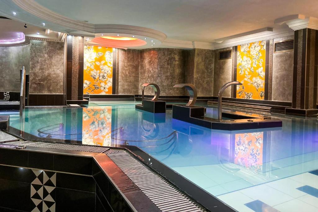 a large swimming pool in a hotel room at Hotel Princesa Parc Excellence in Arinsal