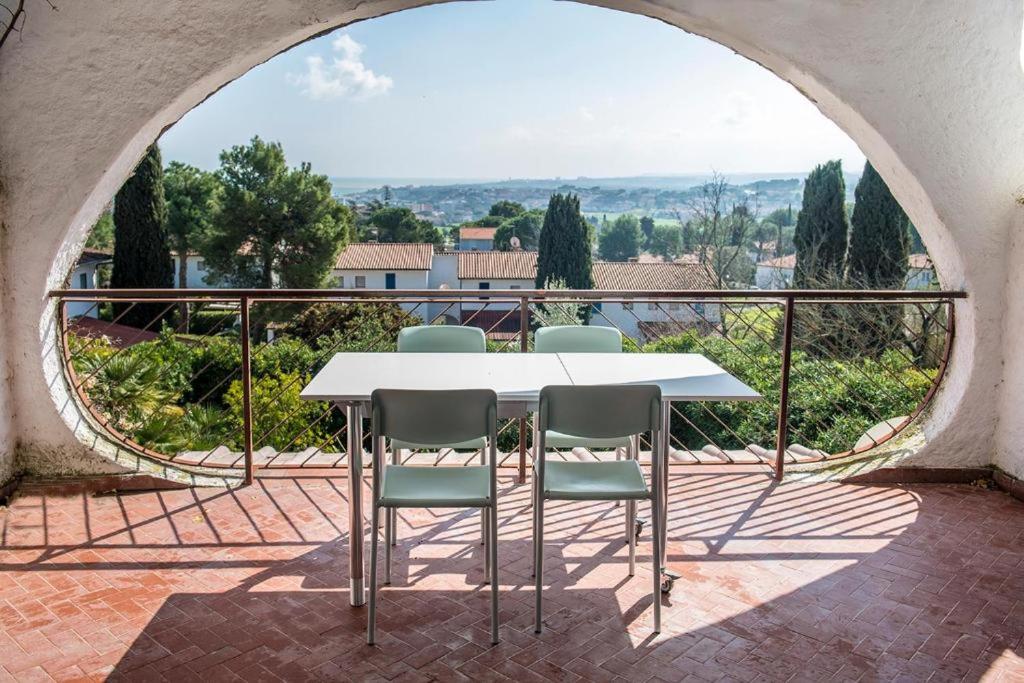 een tafel en stoelen op een balkon met uitzicht bij N116 - Numana, quadrilocale con vista mare in Numana