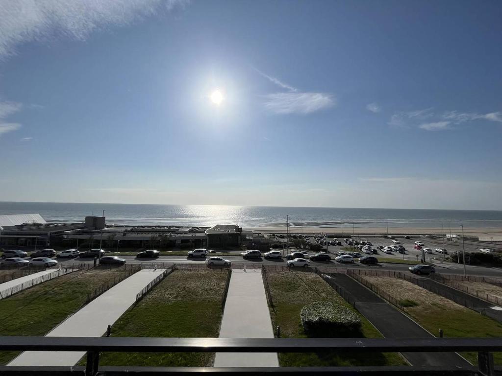 - un balcon avec vue sur un parking avec voitures dans l'établissement PrésidentA8, à Le Touquet-Paris-Plage
