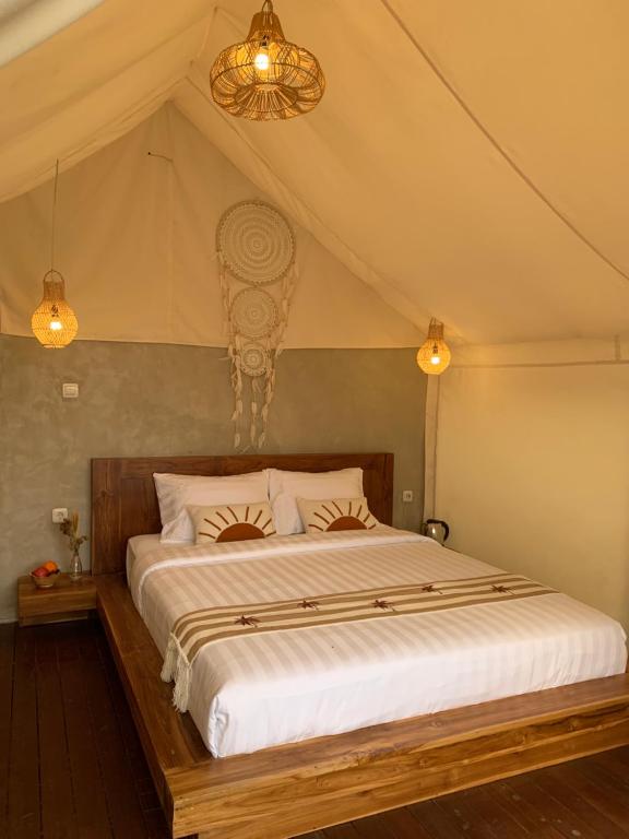 1 dormitorio con 1 cama grande en una tienda de campaña en Pinggan luxury camp, en Gretek