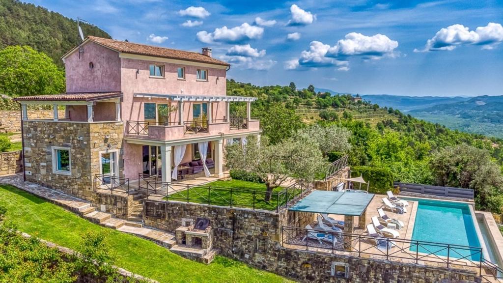uma imagem de uma casa com piscina em Villa Over The Hilltop em Bencani