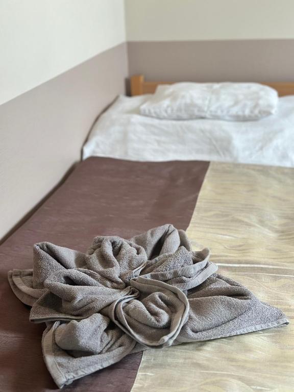 Posteľ alebo postele v izbe v ubytovaní Gyarmati Panzió & Étterem