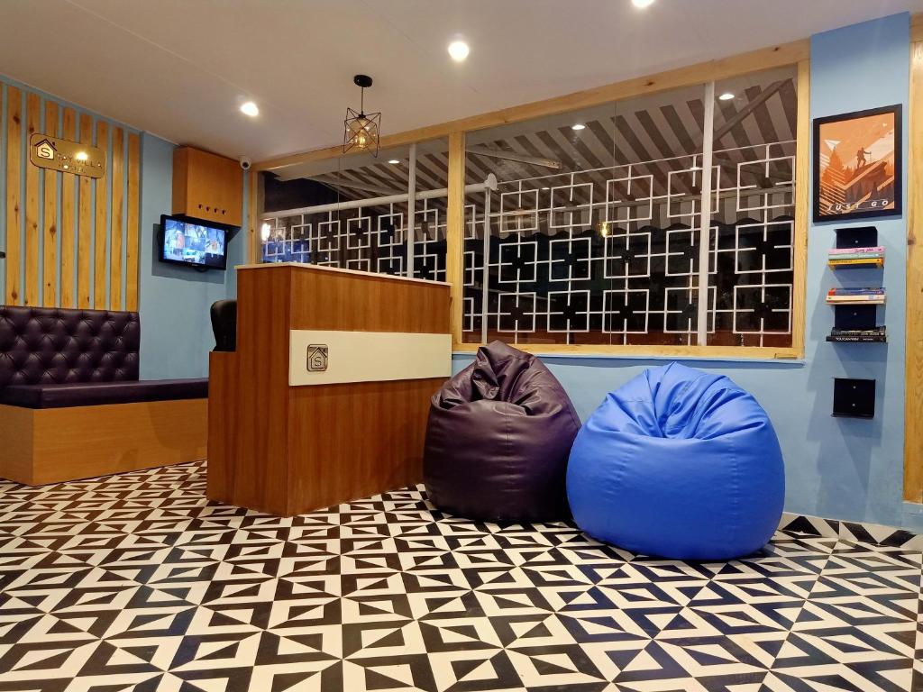 a waiting room with two bean bags on the floor at Stayvilla Hostel in Mumbai