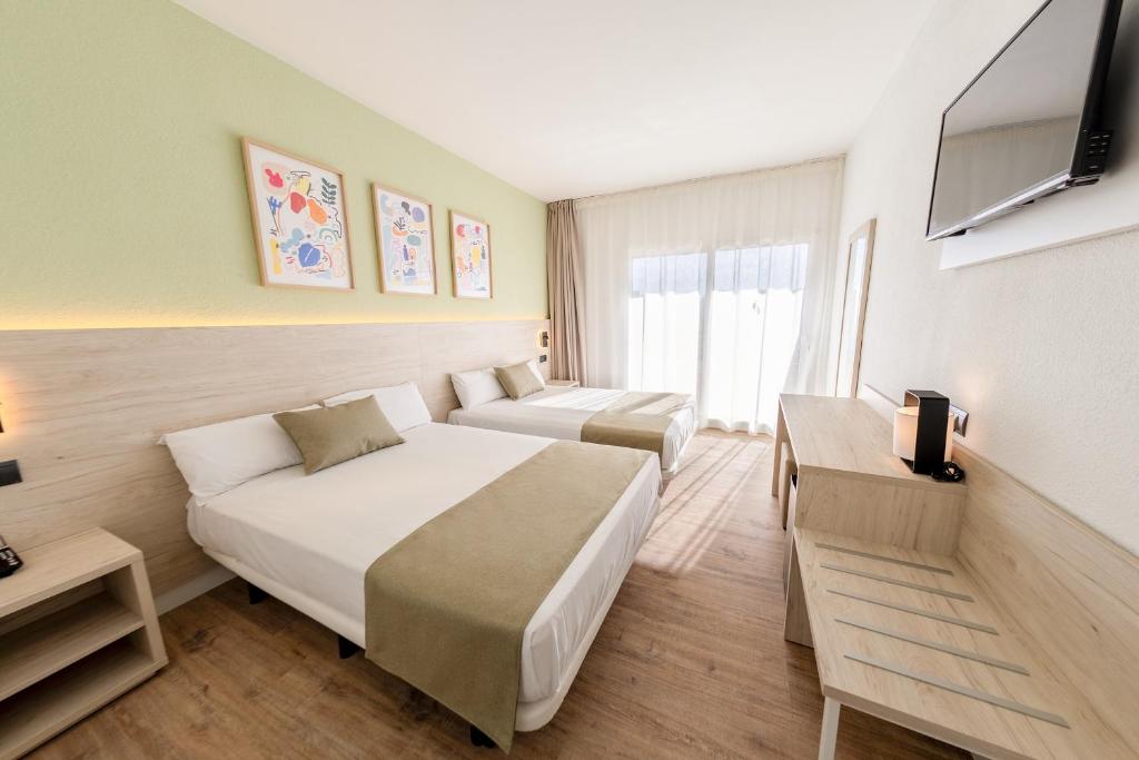Postel nebo postele na pokoji v ubytování Hotel Jaime I
