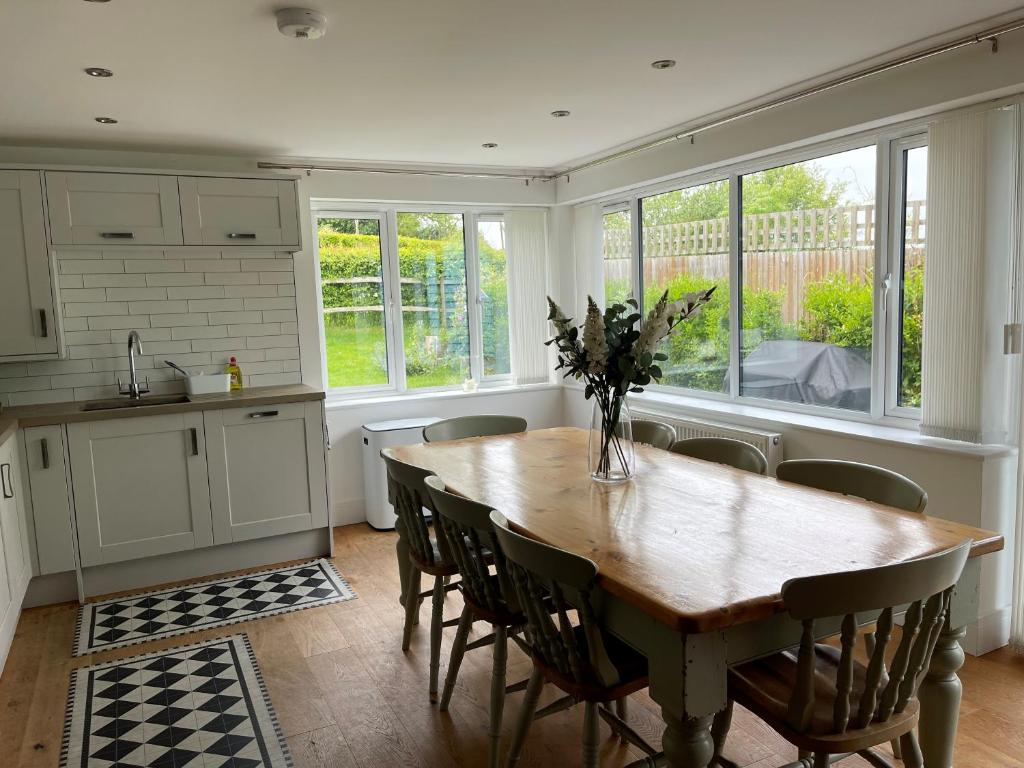 Gallery image of Stunning Country Views - 3 minutes walk to Beach in Pett