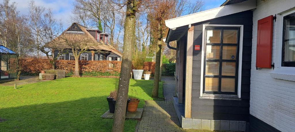 Waterjuffer - Tweepersoonskamer Met Uitzicht Op De Tuin