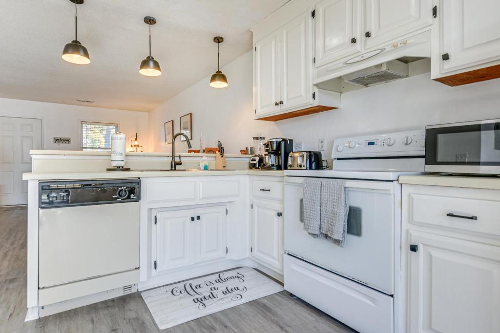 1 Mi to Beach Pet-Friendly Grand Strand Townhome的厨房或小厨房