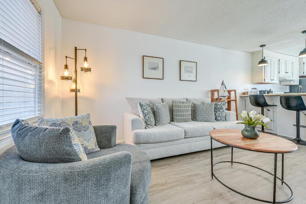 1 Mi to Beach Pet-Friendly Grand Strand Townhome的休息区