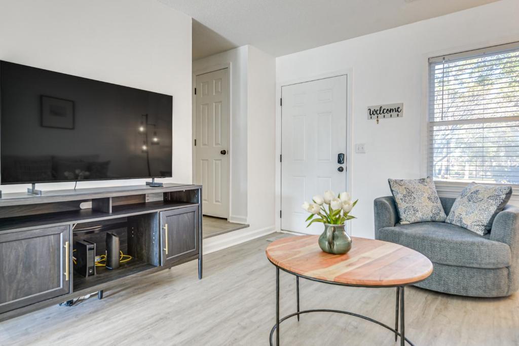 1 Mi to Beach Pet-Friendly Grand Strand Townhome的厨房或小厨房