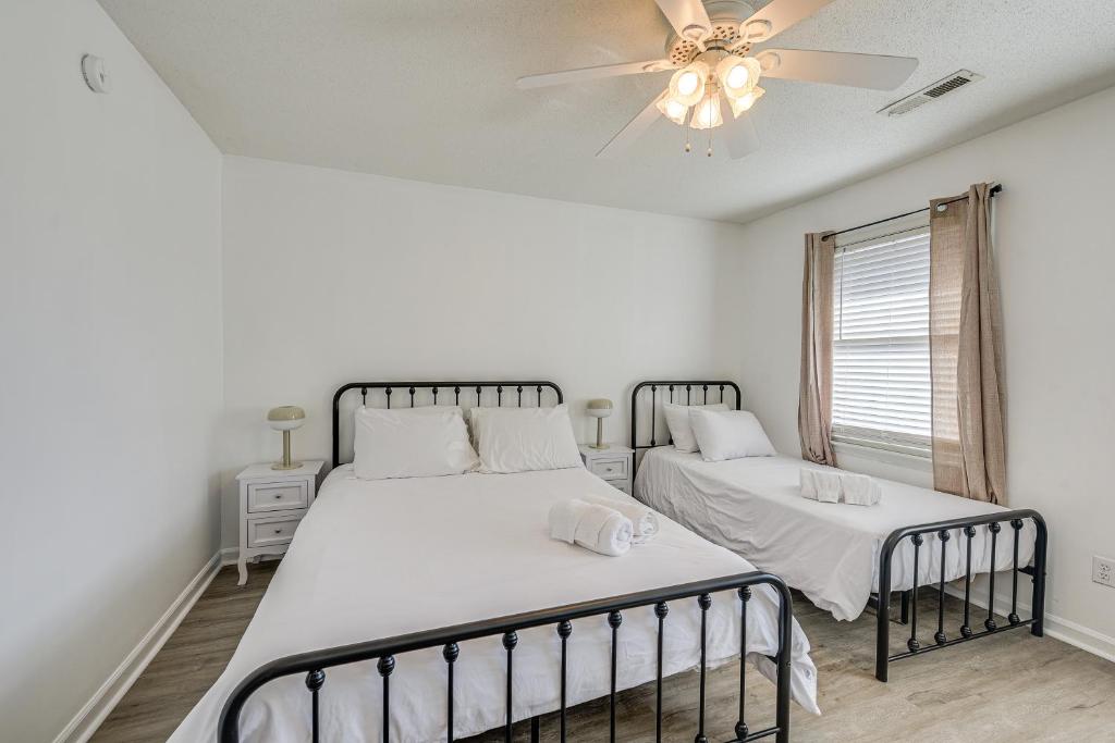 1 Mi to Beach Pet-Friendly Grand Strand Townhome客房内的一张或多张床位