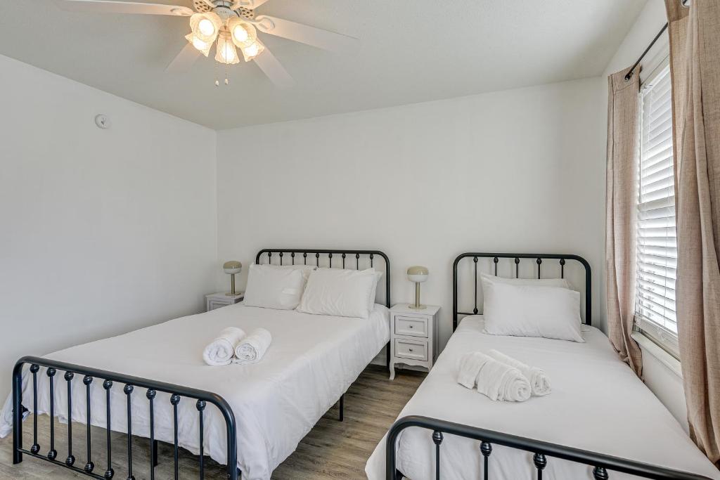 1 Mi to Beach Pet-Friendly Grand Strand Townhome客房内的一张或多张床位