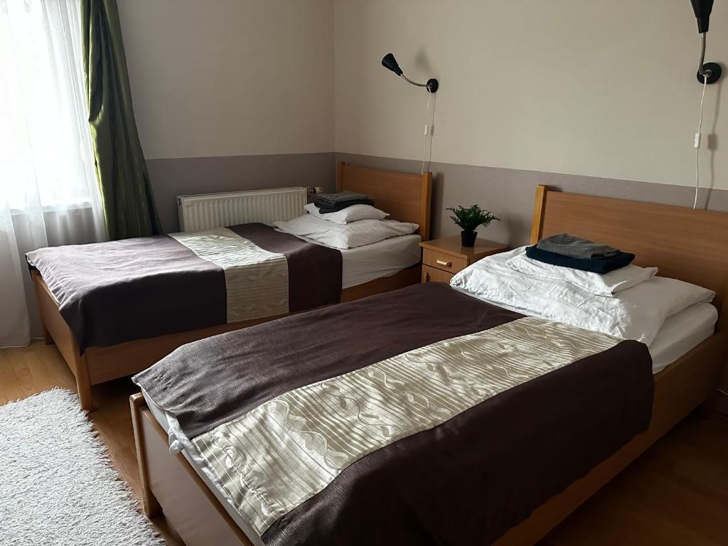 Posteľ alebo postele v izbe v ubytovaní Gyarmati Panzió & Étterem