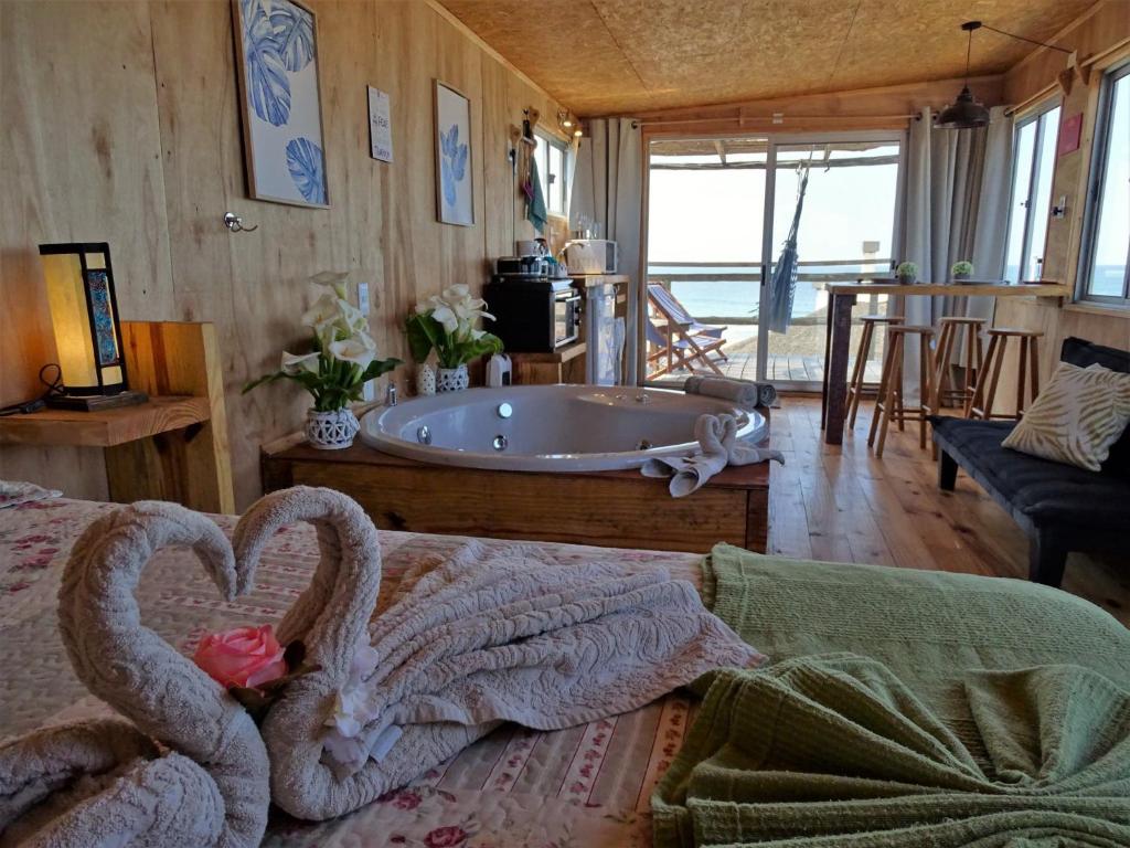 蓬塔德迪亞布羅的住宿－NewViejoBlanco，一间房间,两只天鹅躺在床上,配有浴缸