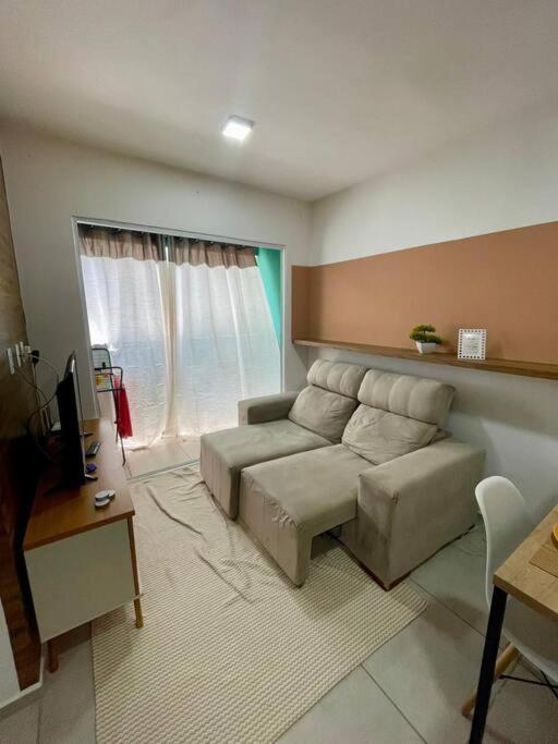 - un salon avec un canapé et une table dans l'établissement Apartamento 02 quartos para o Carnaval - Olinda, à Olinda
