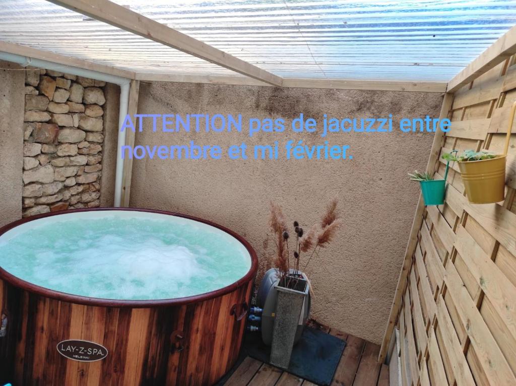 Zdjęcie z galerii obiektu L'Antique SPA: jacuzzi sous patio w Orange