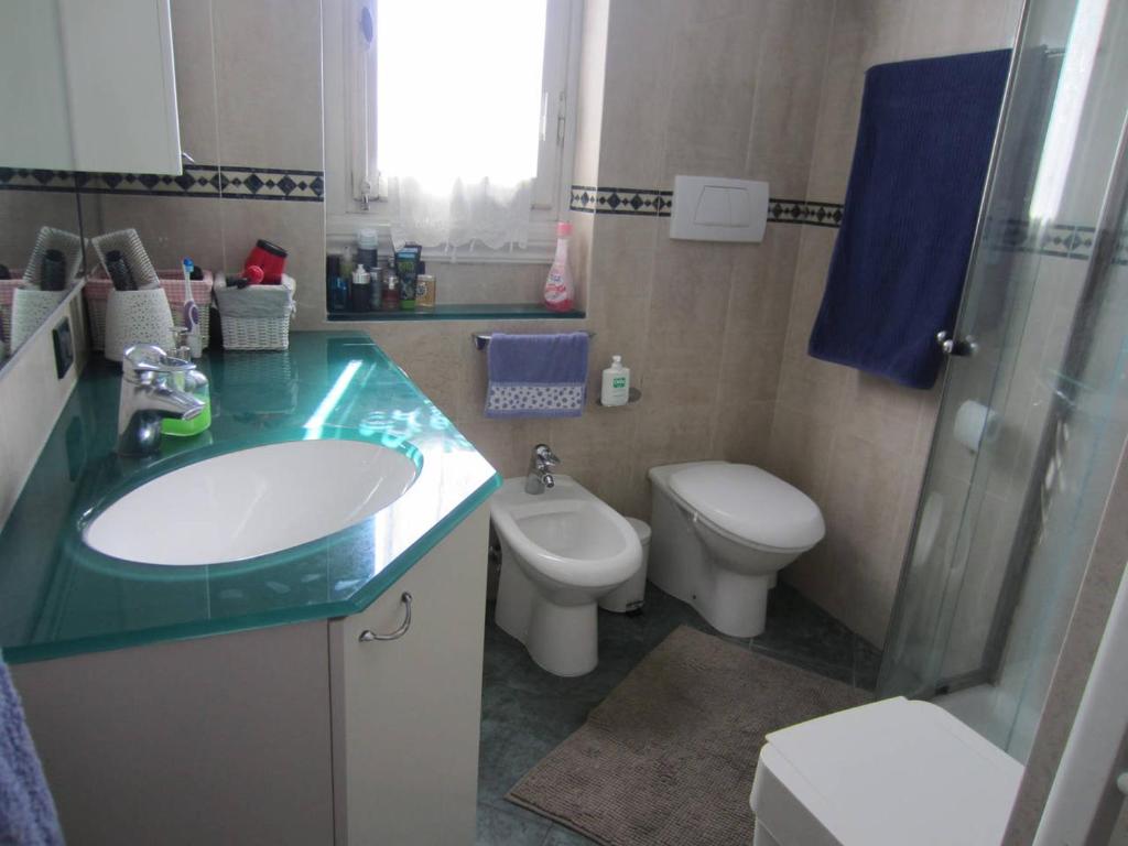 łazienka z umywalką i toaletą w obiekcie Casa Lambruschini we Florencji