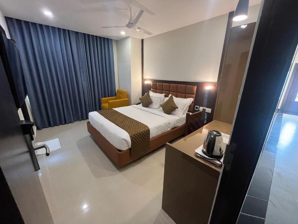 Vuode tai vuoteita majoituspaikassa Hotel Landridge - HITECH City Hyderabad