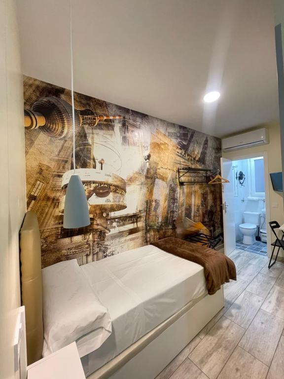 1 cama en una habitación con un mural en la pared en Hostal Oliver, en Madrid