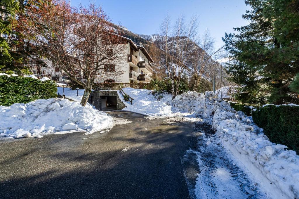 una pila de nieve al costado de un camino en Appartamento Anne, en Entrèves