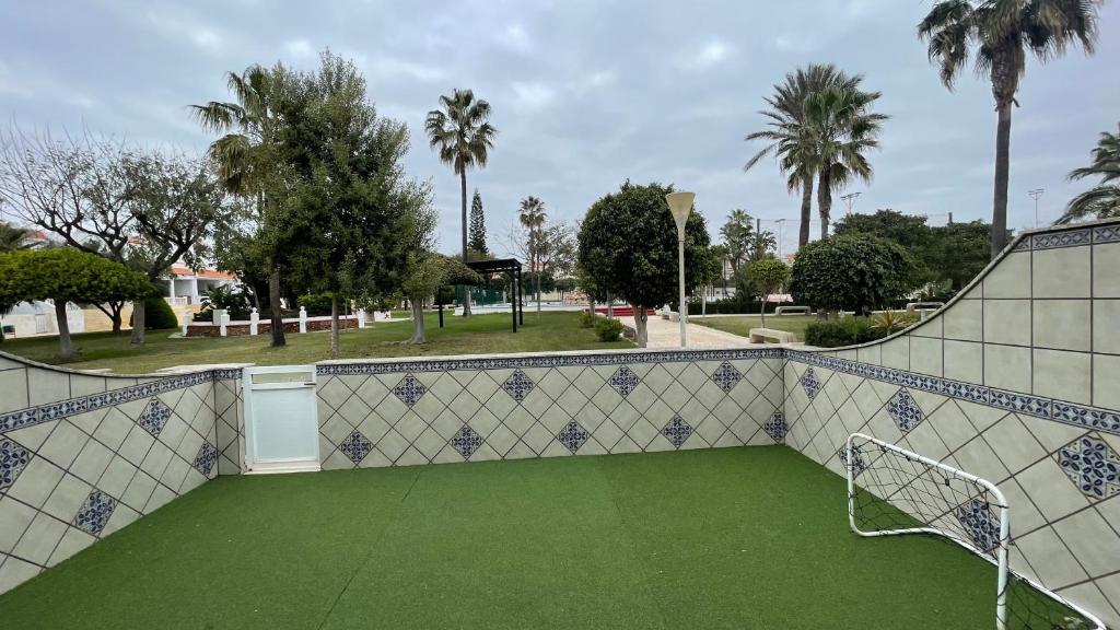 un gol de fútbol en un campo de fútbol con palmeras en El Paraíso Retamar, en Almería