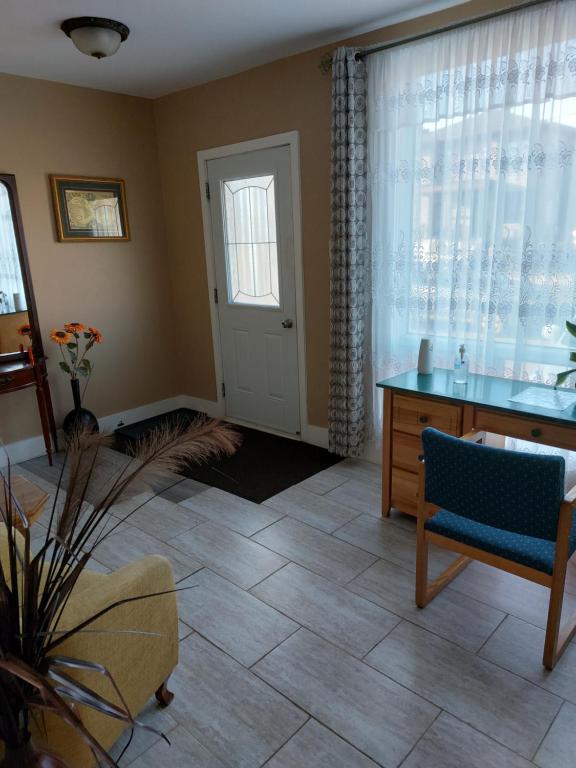 a living room with a desk and a window at Appartement Cartier in Longueuil