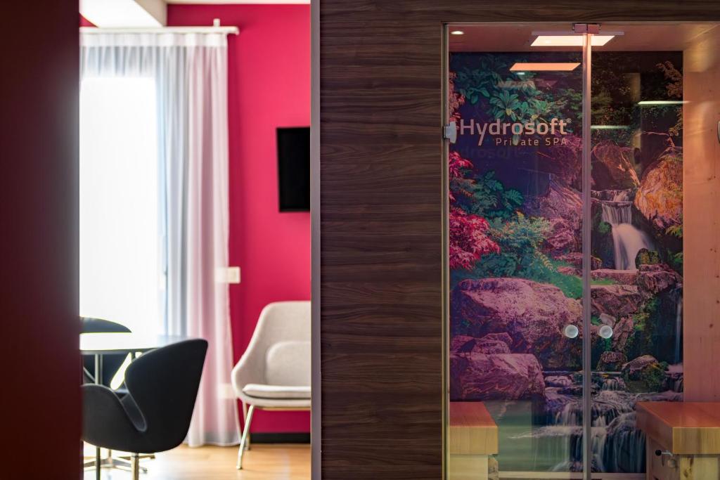 Telewizja i/lub zestaw kina domowego w obiekcie Hotel Villa Dirce