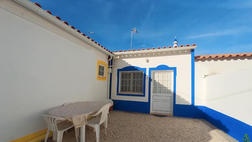 佩拉的住宿－A Casa dos Avós，一间拥有蓝色和白色房子的小房间