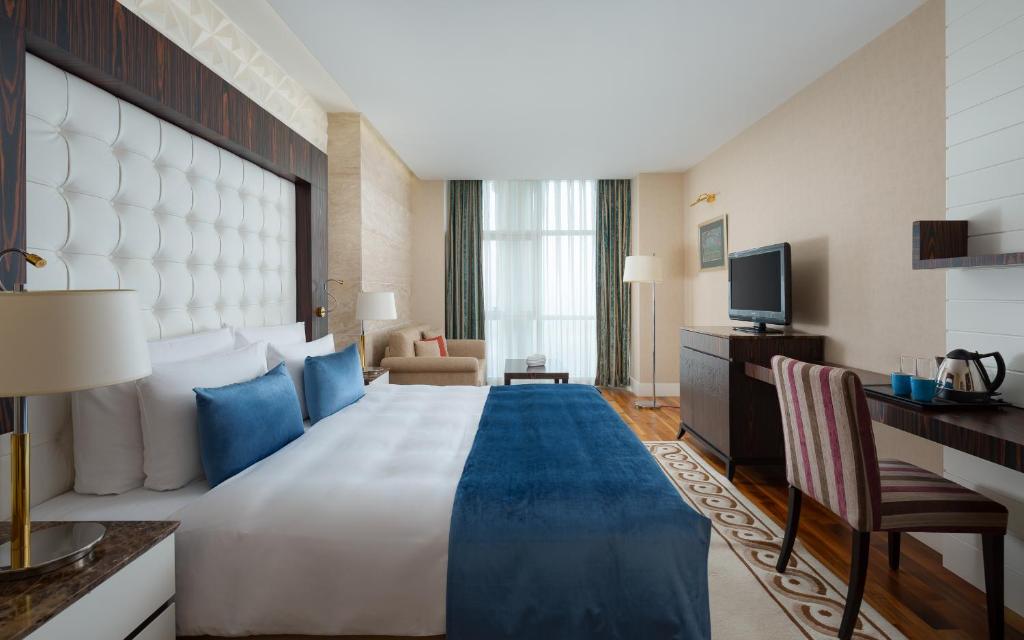 Postel nebo postele na pokoji v ubytování Badamdar Hotel and Residences