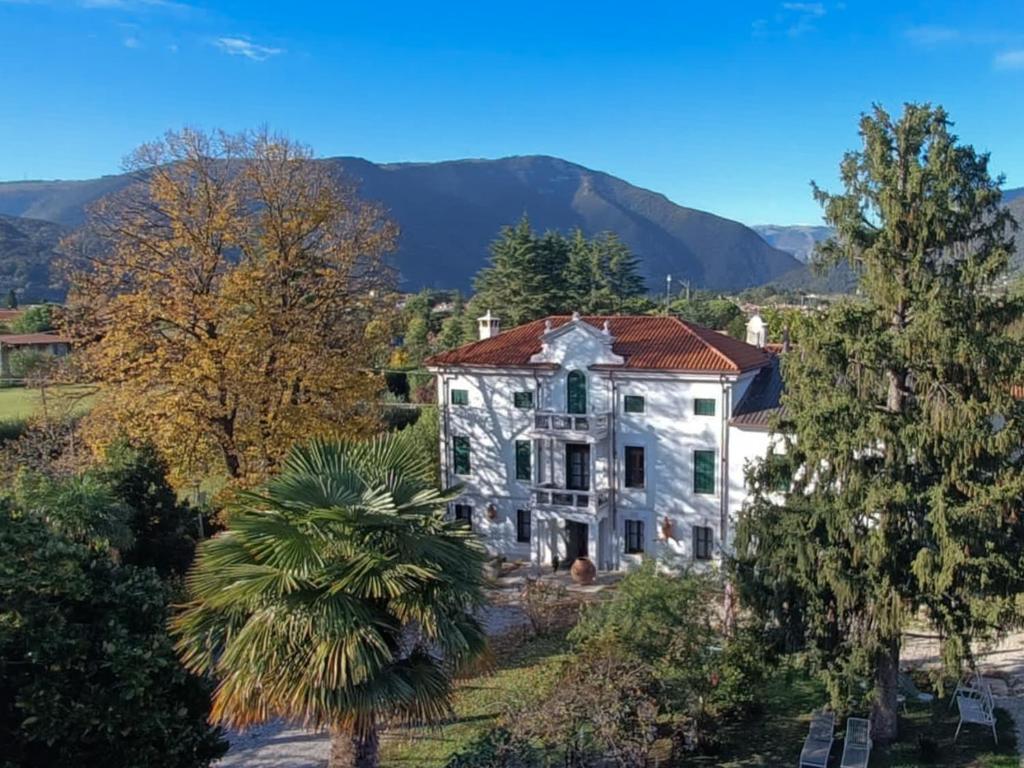 una vista aerea di una casa con montagne sullo sfondo di Dimora storica, appartamento in Villa Pampinuccia a Bassano del Grappa