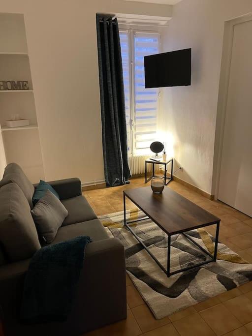 un salon avec un canapé et une table basse dans l'établissement Eiffel Tour Cosy blue, à Paris