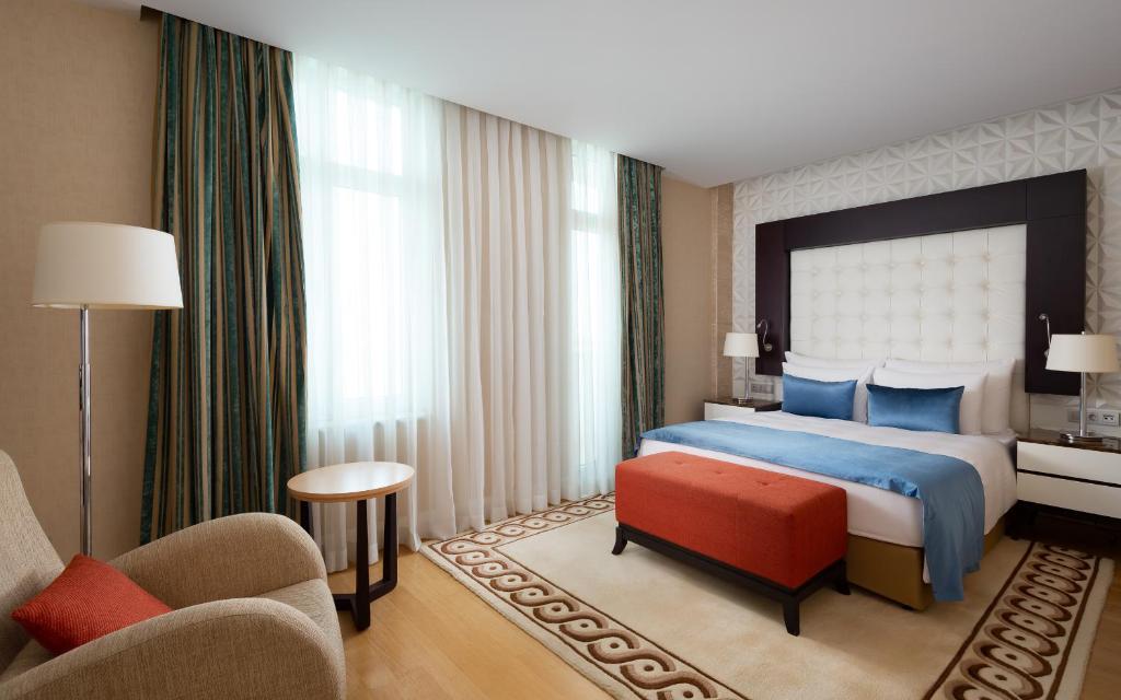 Postel nebo postele na pokoji v ubytování Badamdar Hotel and Residences