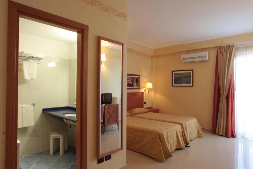 Postel nebo postele na pokoji v ubytování Hotel Relais dei Normanni