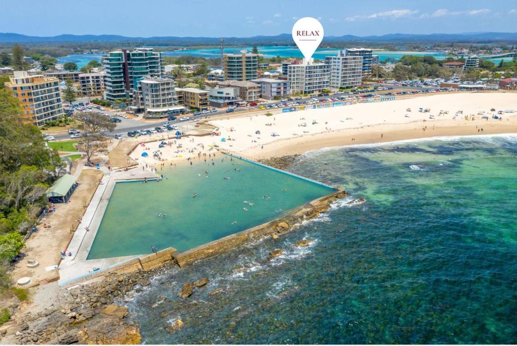 una vista aérea de una playa con un globo de aire caliente en Oceanic 7, en Forster