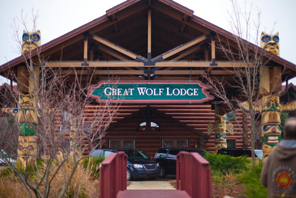 Great Wolf Lodge Traverse City في ترافيرس سيتي: علامة لاستضافة ذئاب كبيرة أمام المبنى