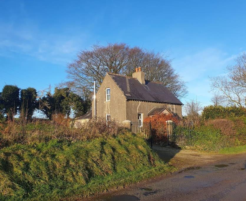 une vieille maison sur le côté d'une route dans l'établissement Knockanree Cottage-Quiet, tranquil country hideaway, à Avoca