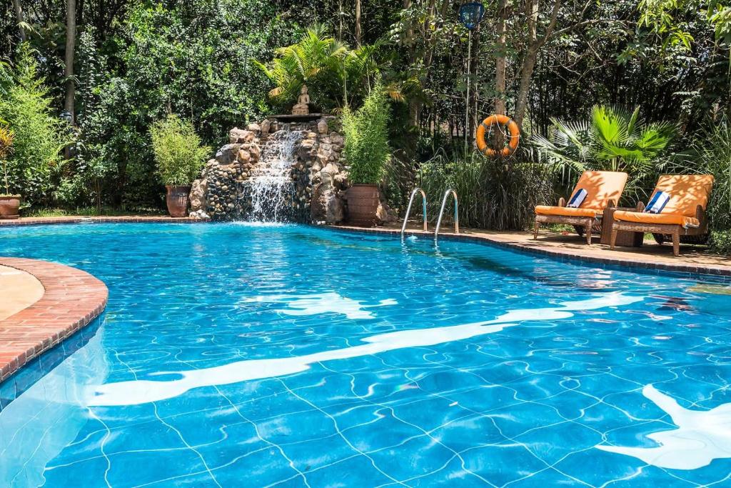 Bazén v ubytování The Jungle Oasis with heated pool nebo v jeho okolí
