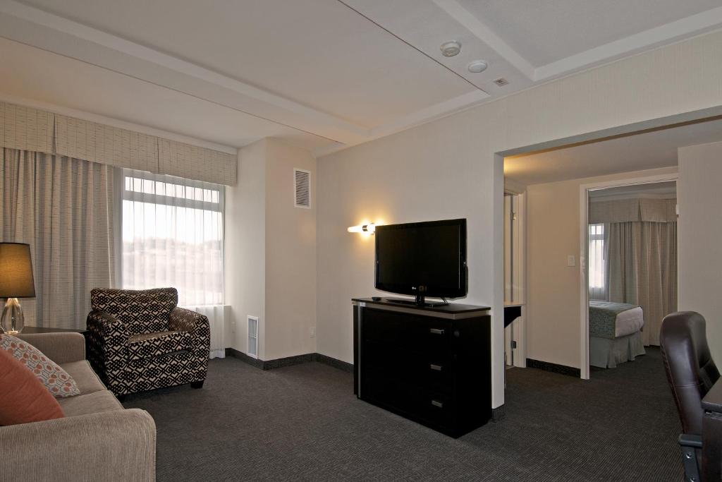 Travel Proud Sustainability certification Coast Kamloops Hotel & Conference Centre - Suite King Premium Coast Con Salón