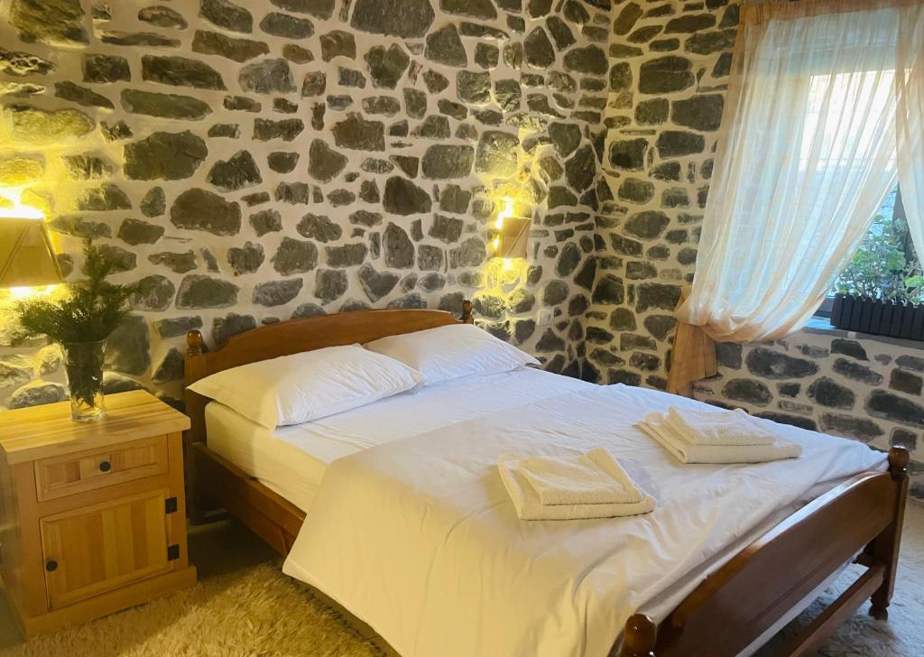 Postel nebo postele na pokoji v ubytování BUJTINA CAKULI, Rehovë - ERSEKË