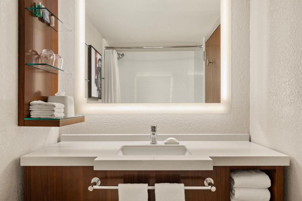 Delta Hotels by Marriott Minneapolis Northeast photo