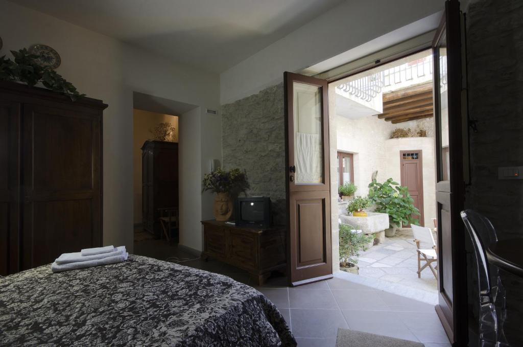 Televízia a/alebo spoločenská miestnosť v ubytovaní Residence Erice Pietre Antiche