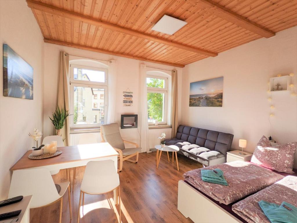 a living room with a couch and a table at R1 - Urlaubsmagie - Bad Schandau fußläufig, Garten in Rathmannsdorf