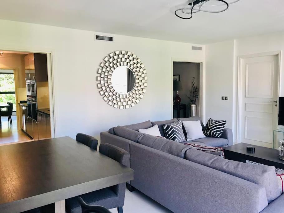 un salon avec un canapé et une table dans l'établissement Charmant 2 pcs + Parking + Balcon + 1 min plages, à Cannes