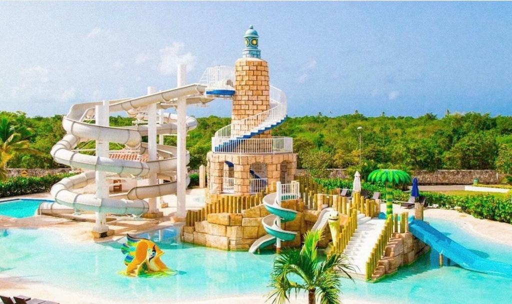 um parque aquático com escorrega num resort em Apartamento Cadaques caribe Bayahibe em Bayahibe